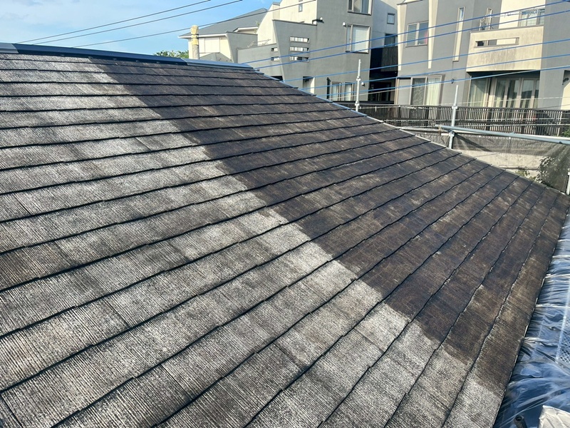 住宅アパートビル塗装工事　屋根下塗り